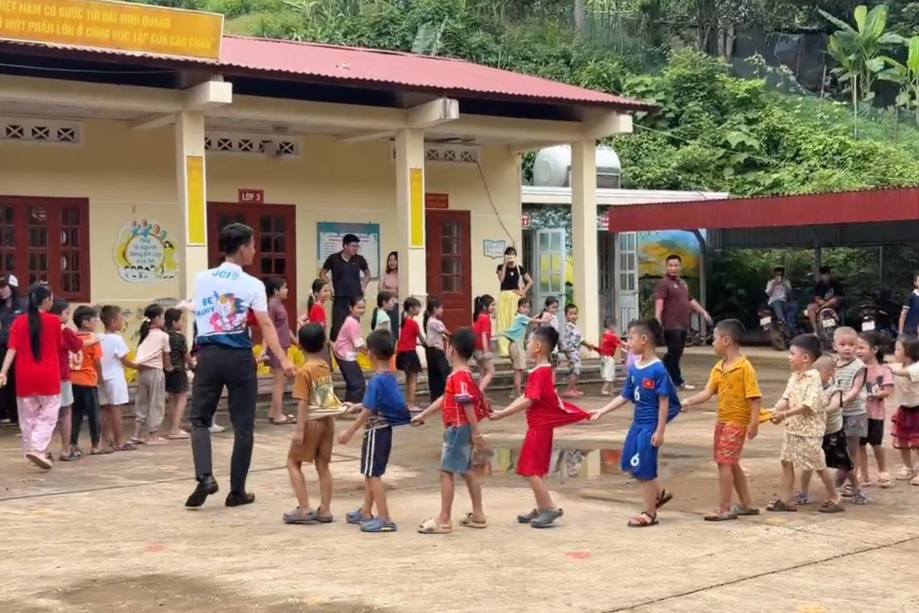 Vui chơi cùng trẻ nhỏ